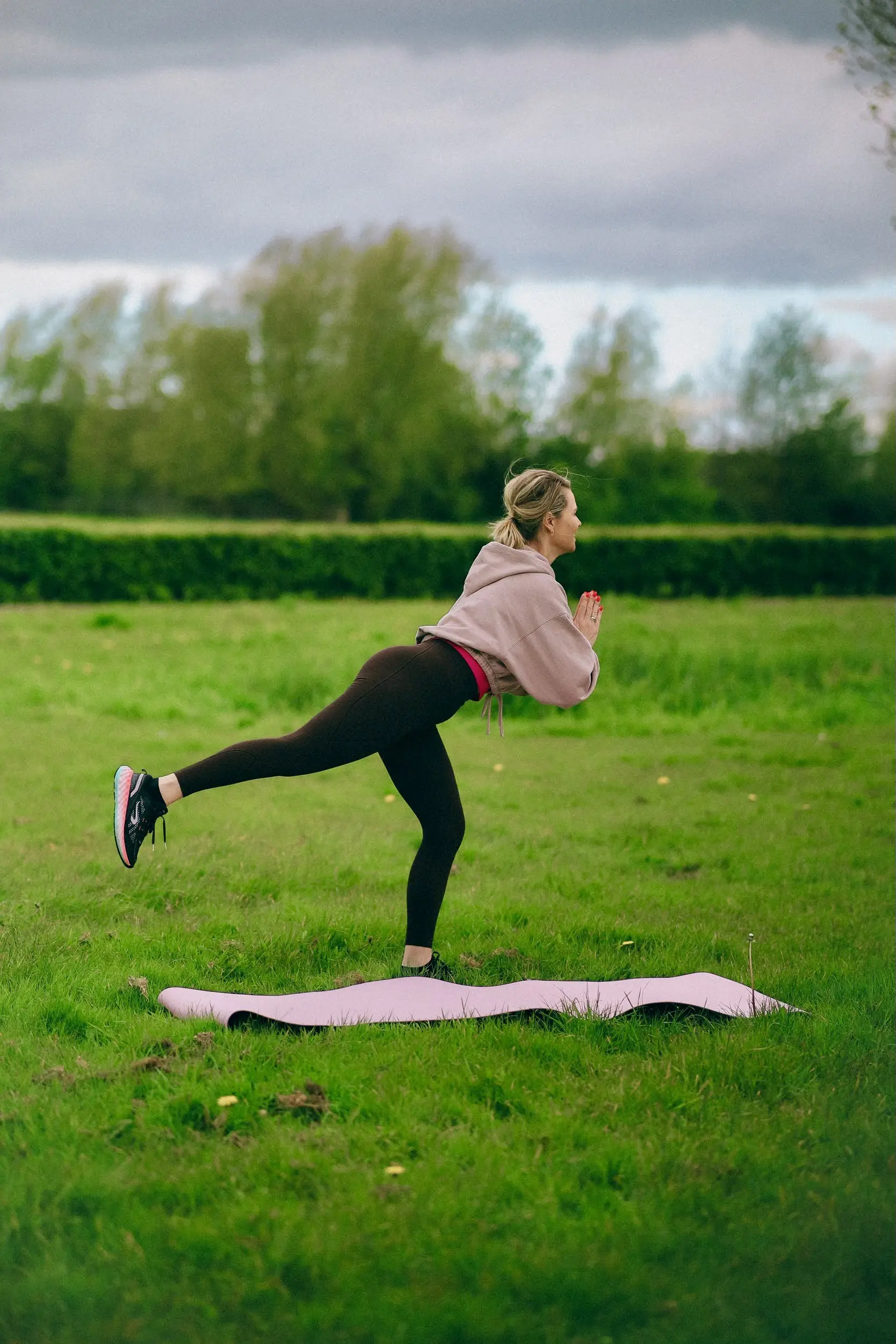 Yoga docent Ravennah in een staande balanshouding